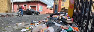 Toneladas de basura se acumulan en las calles de la Ciudad de Quetzaltenango. (Foto Prensa Libre: Mynor Toc)