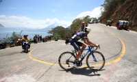La alta montaña puso a prueba a los pedalistas ante la hermosa vista del lago de Atlitán.
(Foto: Carlos Hernández Prensa Libre).