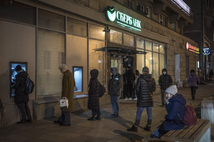 La gente espera para usar un cajero automático en Moscú, el 28 de febrero de 2022. (Foto Prensa Libre: Sergey Ponomarev/The New York Times). 
