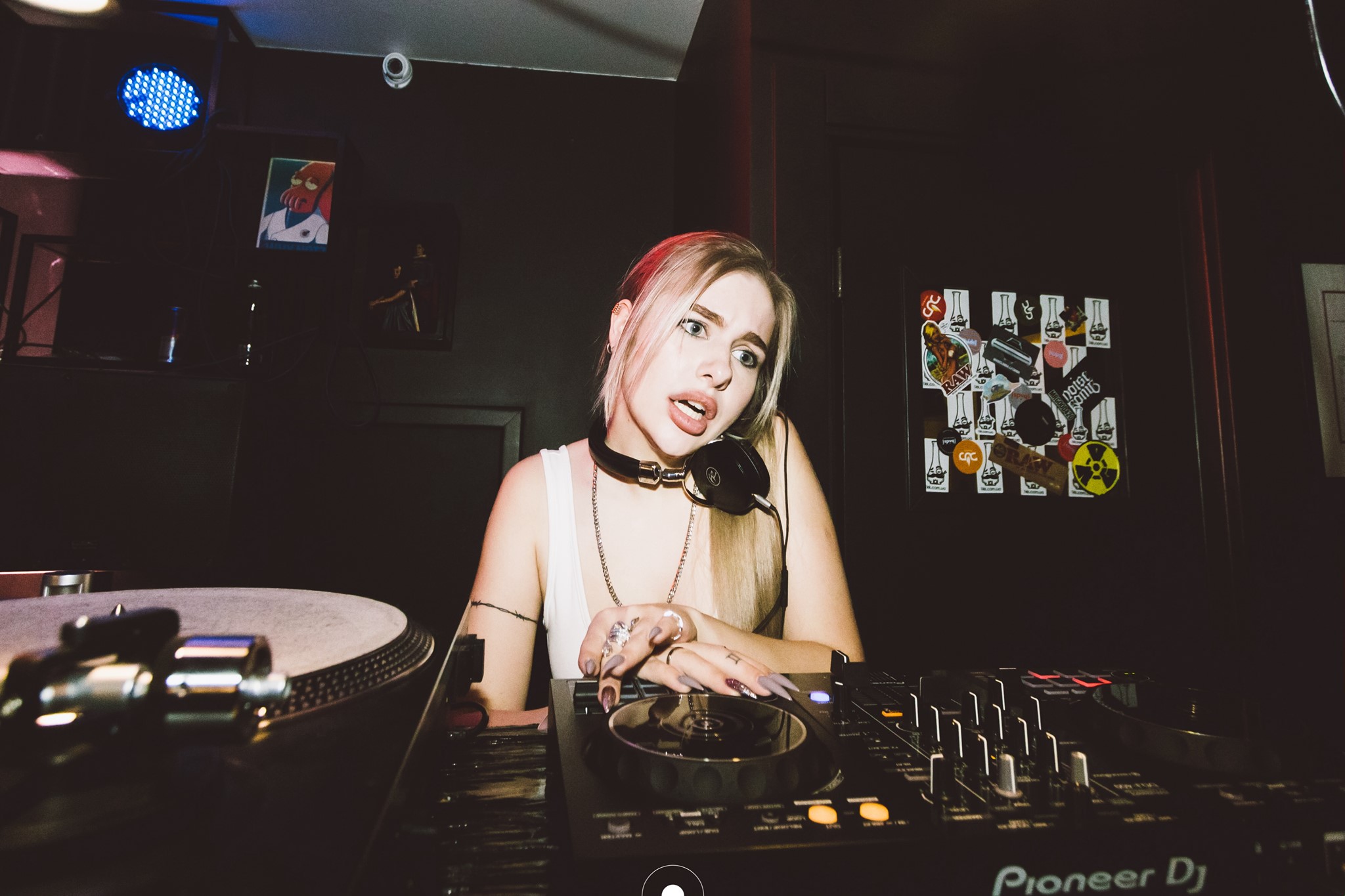 La joven DJ tiene un hogar temporal en Cancún, pero debe mudarse y aprender español para poder comunicarse con soltura. Fotografía: Redes Sociales. 