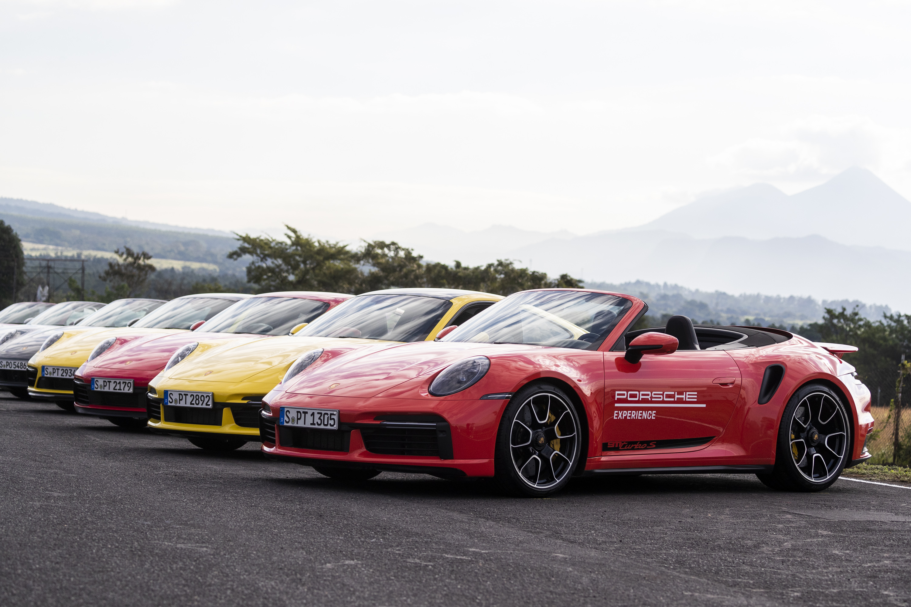 Un grupo de clientes e invitados especiales pudieron probar los diferentes modelos de automóviles Porsche. Foto Prensa Libre: Cortesía.