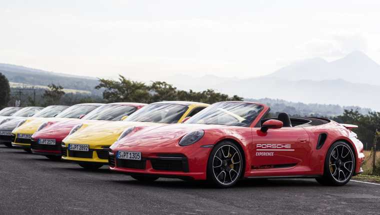 Un grupo de clientes e invitados especiales pudieron probar los diferentes modelos de automóviles Porsche. Foto Prensa Libre: Cortesía.