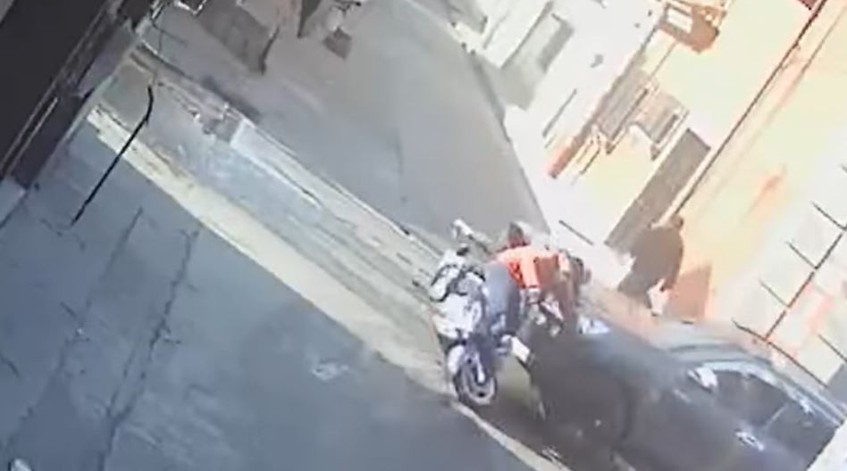 Picop impacta a motoristas y los lanza hacia una banqueta y todo queda grabado