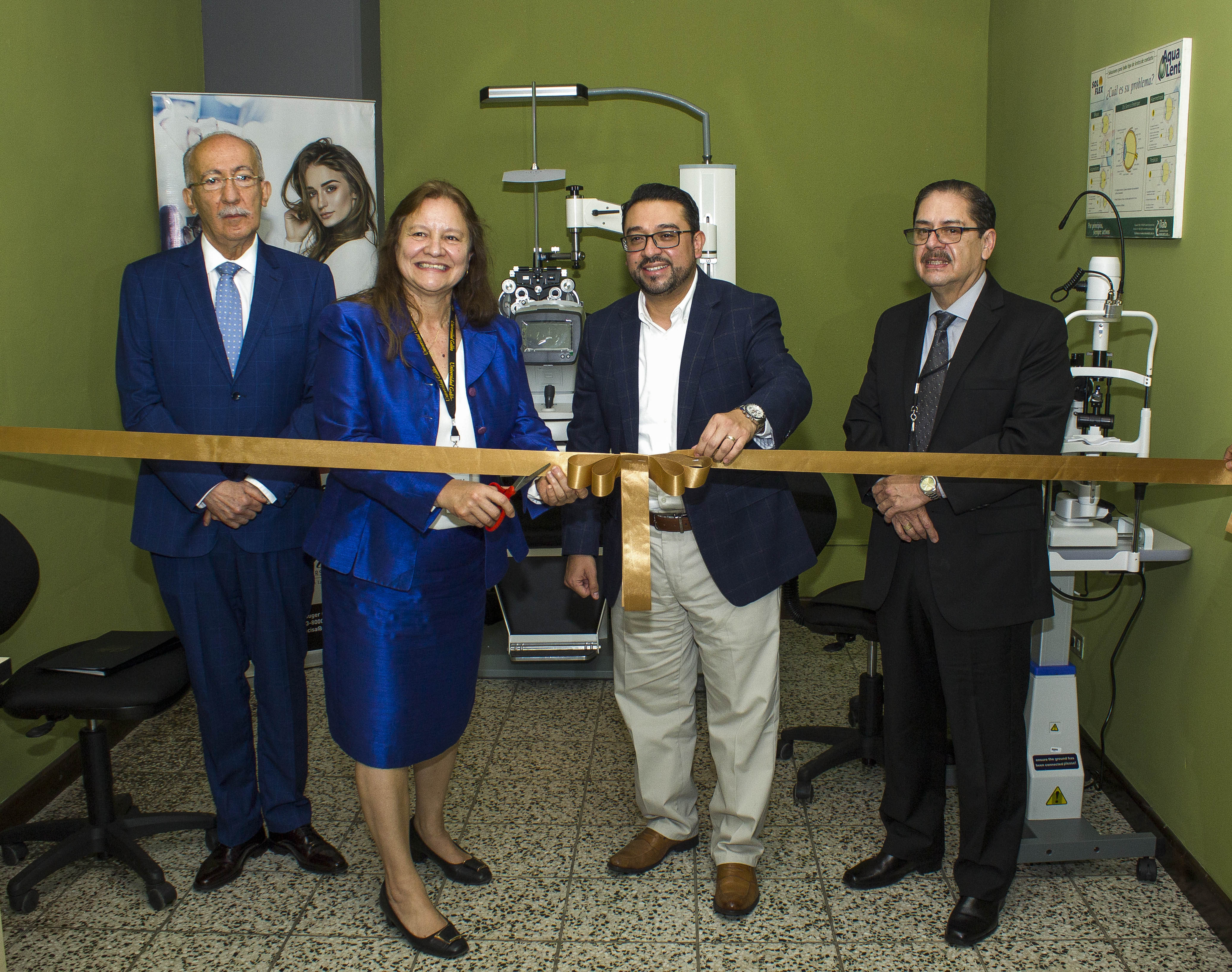 Representantes de Universidad Galileo y de la Empresa Ópticas Exclusivas en la entrega de la donación. Foto Prensa Libre: Cortesía Gaby Santisteban.