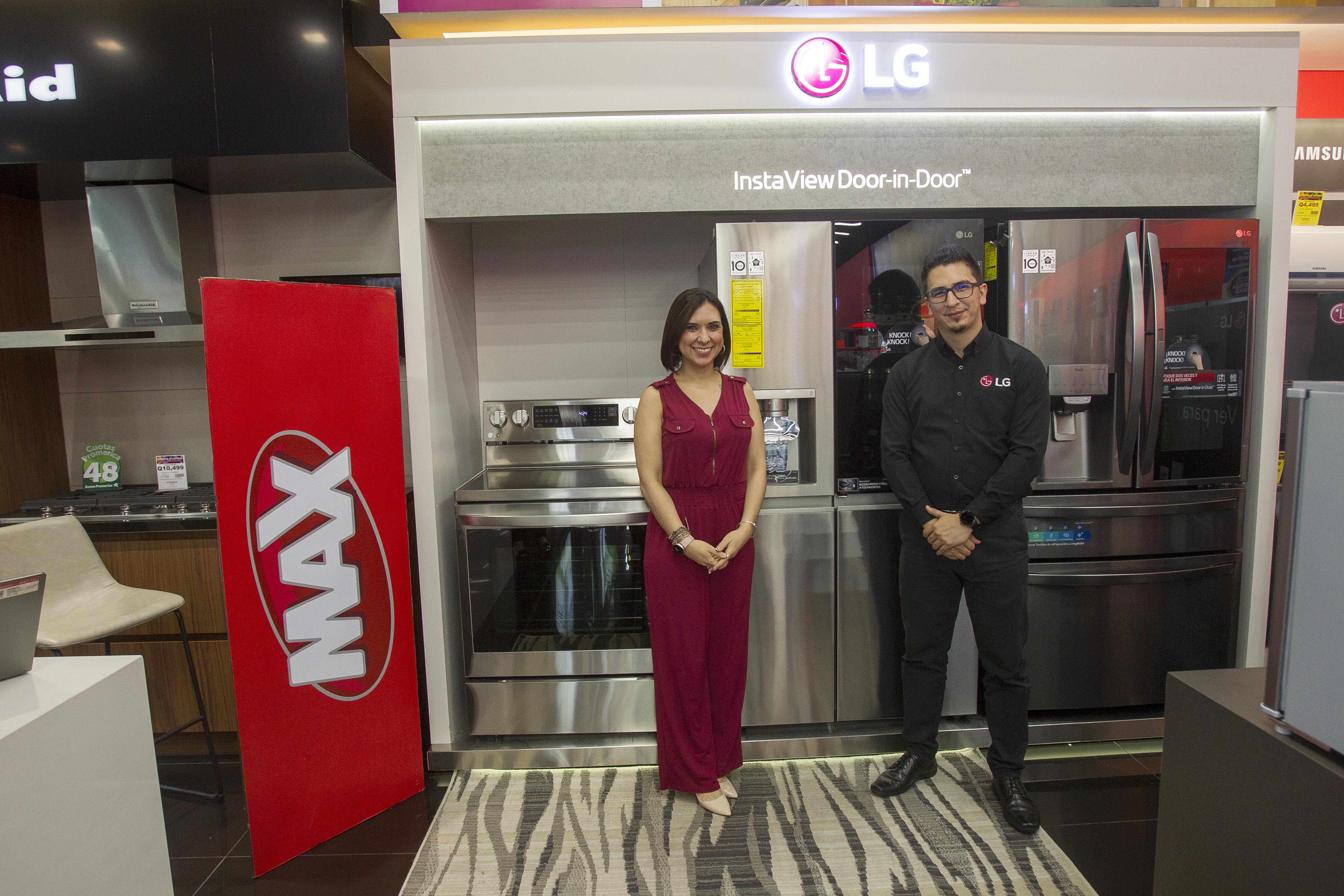 Ejecutivos de LG presentaron la nueva refrigeradora LG Instaview Door-in-Door® Craft Ice y Ia estufa Instaview con Air Fry. Foto Prensa Libre: Norvin Mendoza.