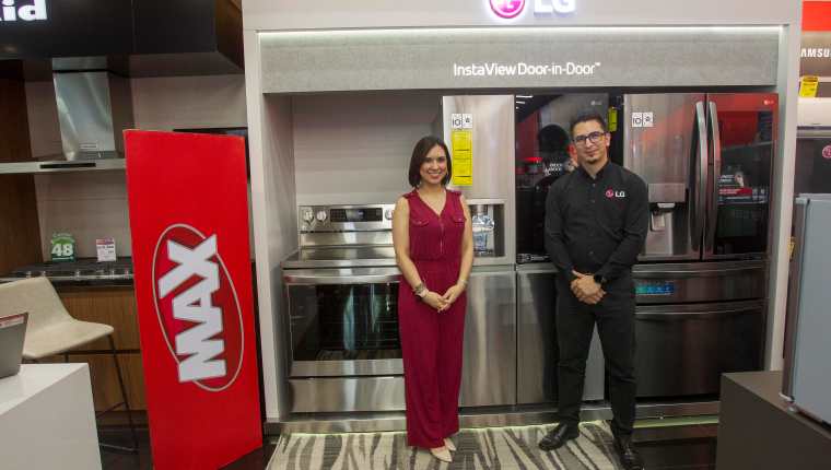Ejecutivos de LG presentaron la nueva refrigeradora LG Instaview Door-in-Door® Craft Ice y Ia estufa Instaview con Air Fry. Foto Prensa Libre: Norvin Mendoza.