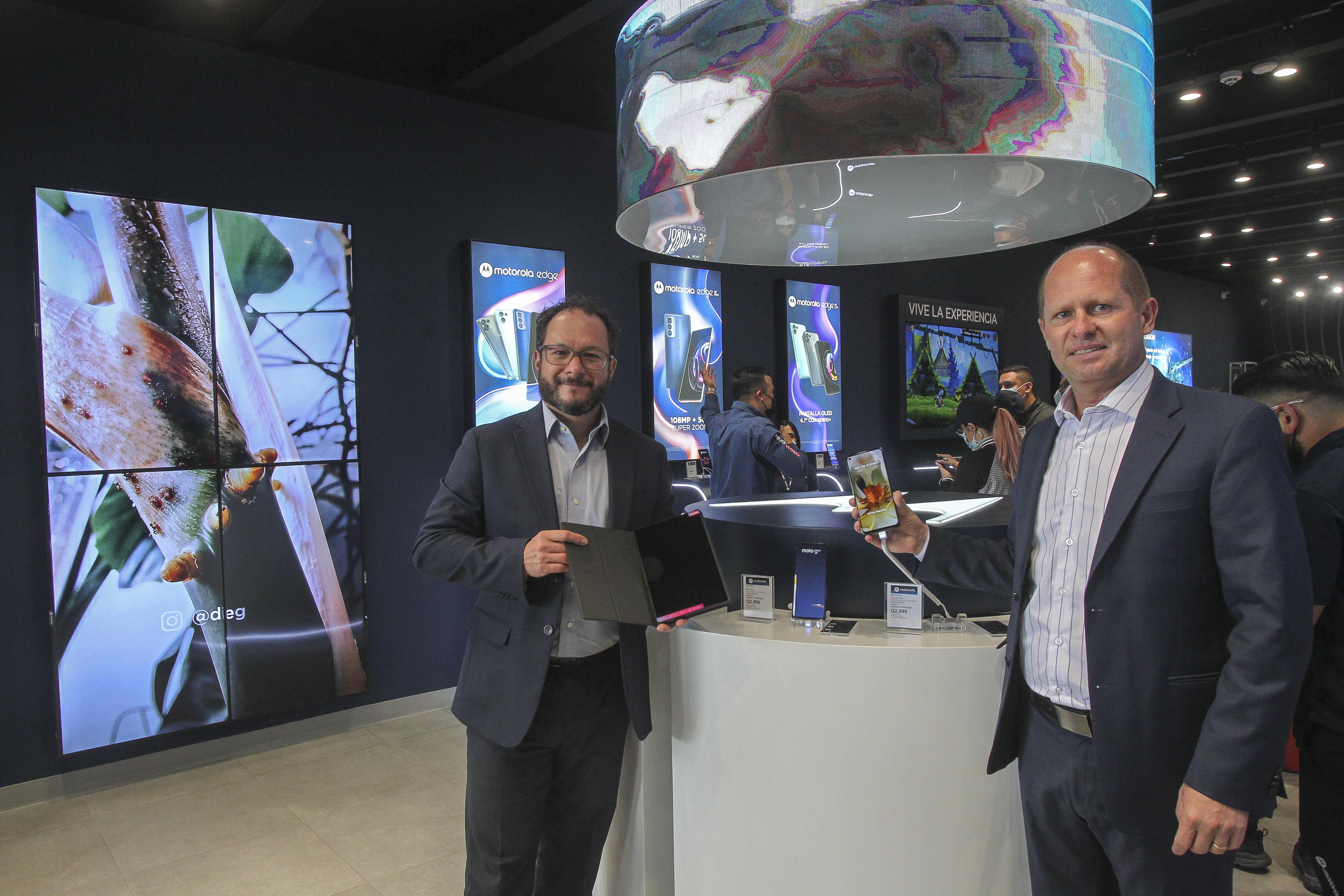 Martín Prera, director de mercadeo de Grupo Distelsa y Marcio Araujo, gerente general para Motorola de Caribe y Centroamérica. Foto Prensa Libre: Norvin Mendoza.

