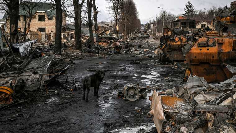 Destrucción en Ucrania por la invasión de Rusia. En la imagen un tanque ruso destruido en el conflicto. (Foto Prensa Libre: AFP)