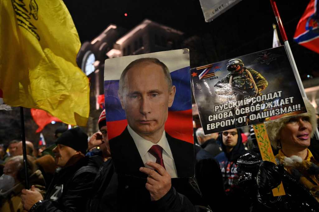 Marcha en Belgrado en favor de Putin y su invasión a Ucrania. (Foto Prensa Libre: AFP)