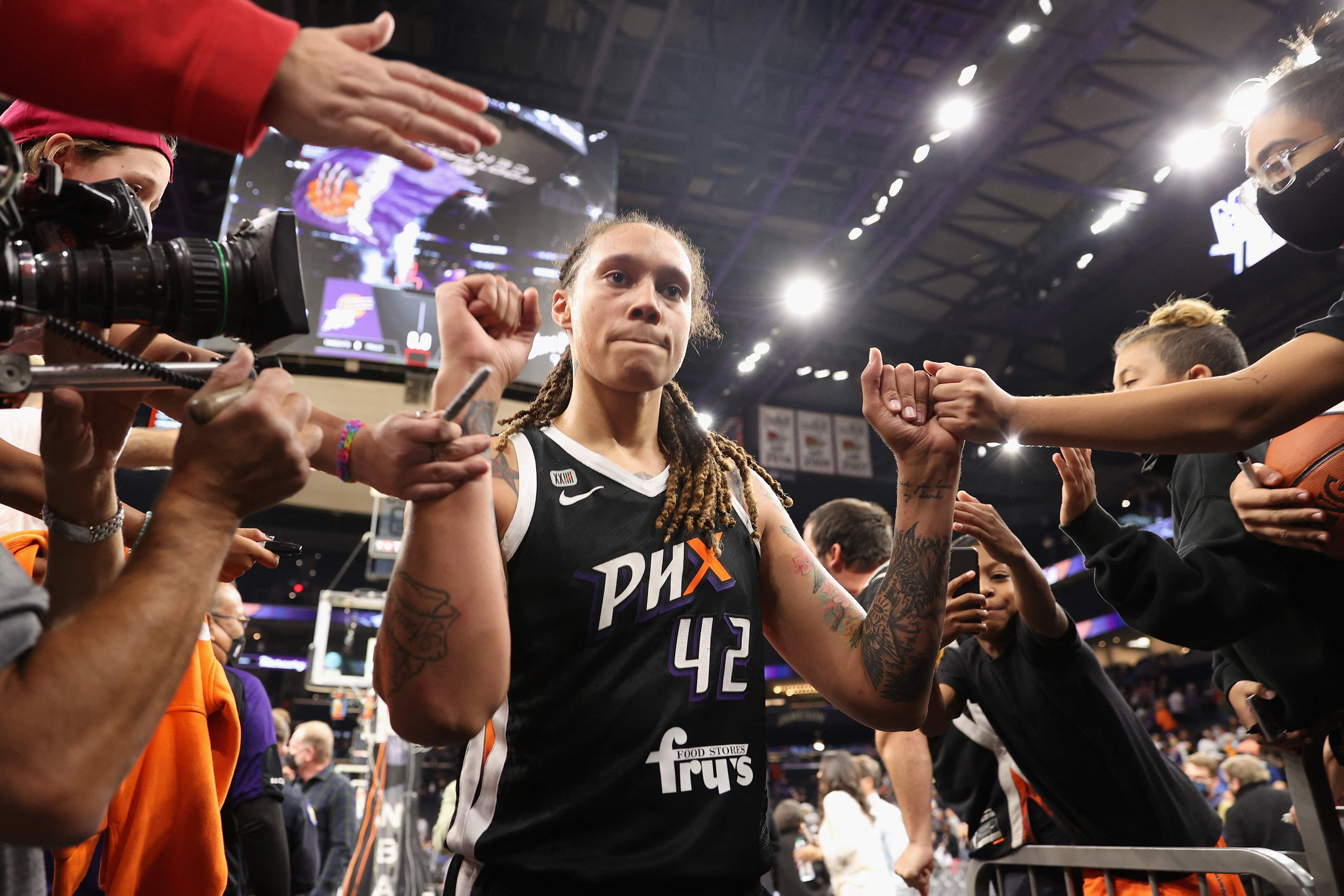 La jugadora de las Mercury de Phoenix Brittney Griner festeja con sus fans durante el juego dos de las finales de 2021 en la WNBA. (Foto Prensa Libre: AFP)