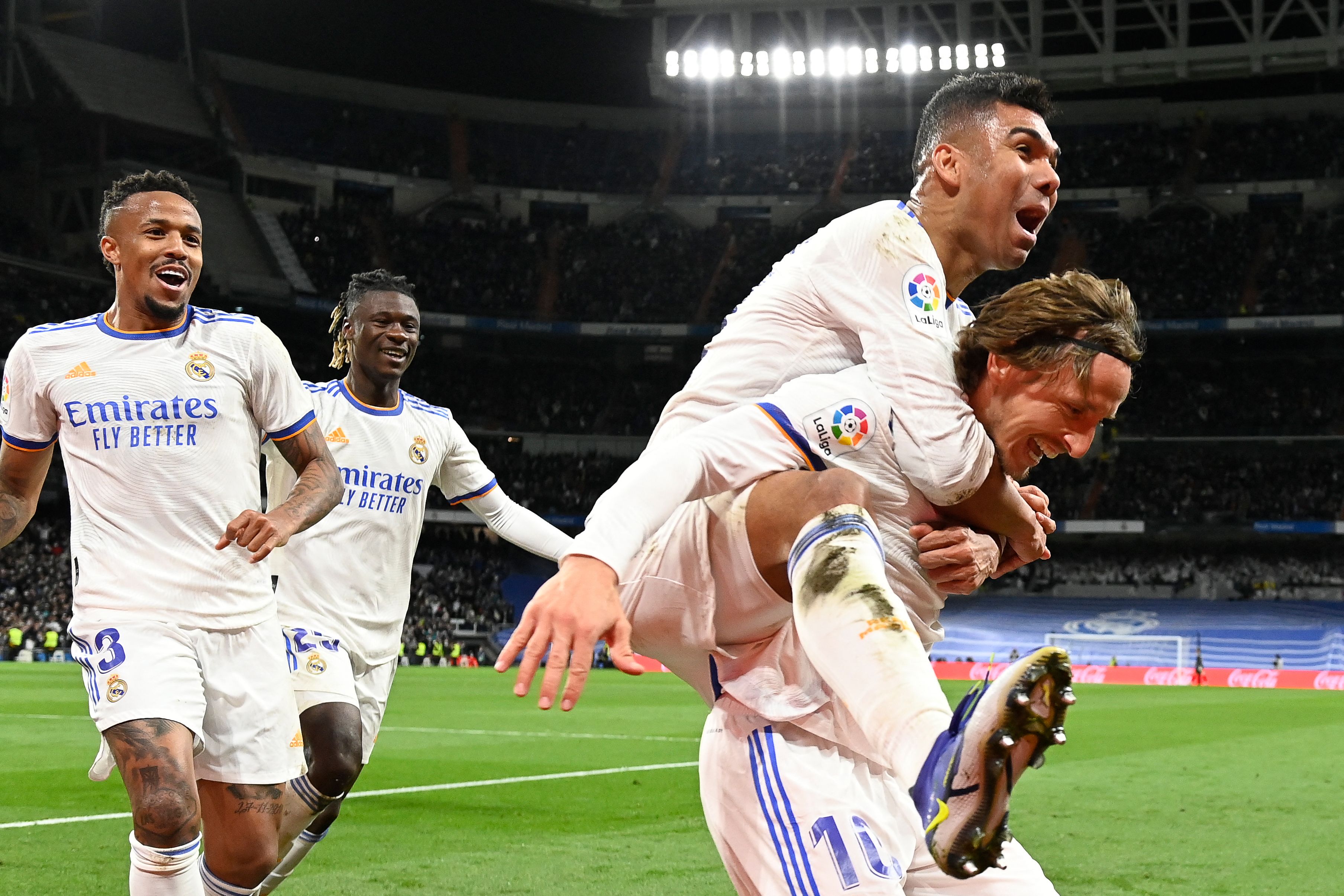 El jugador croata del Real Madrid Luka Modric (d) celebra con sus compañeros después de marcarle a la Real Sociedad en el Santiago Bernabéu. (Foto Prensa Libre: AFP)