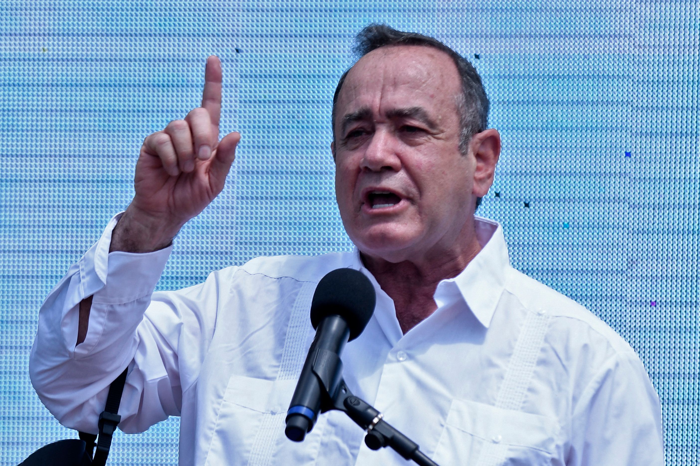 Más de la mitad de la población califica como mala la gestión del presidente en la pandemia. (Foto Prensa Libre: AFP)