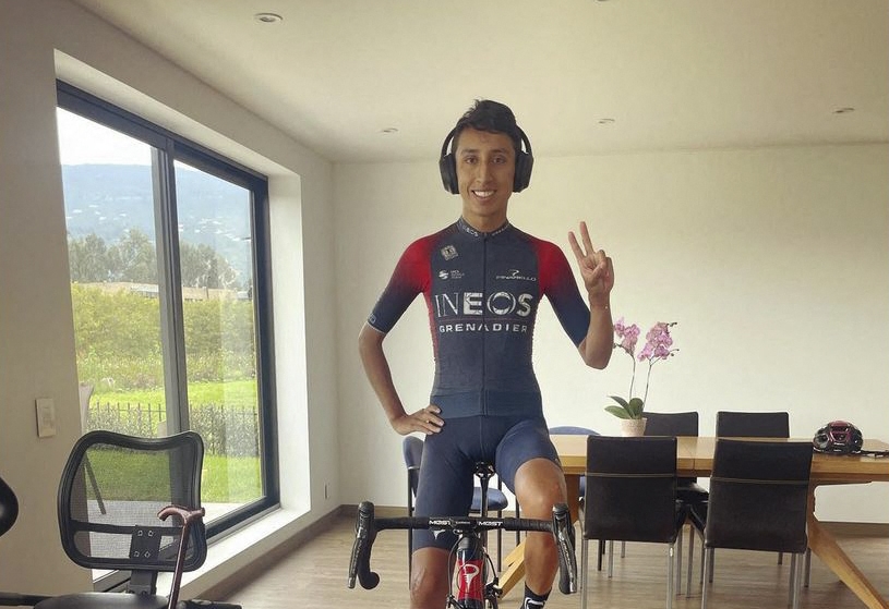 El emotivo momento en que Egan Bernal, ganador del Giro de Italia y el Tour de Francia, se vuelve a subir a una bicleta