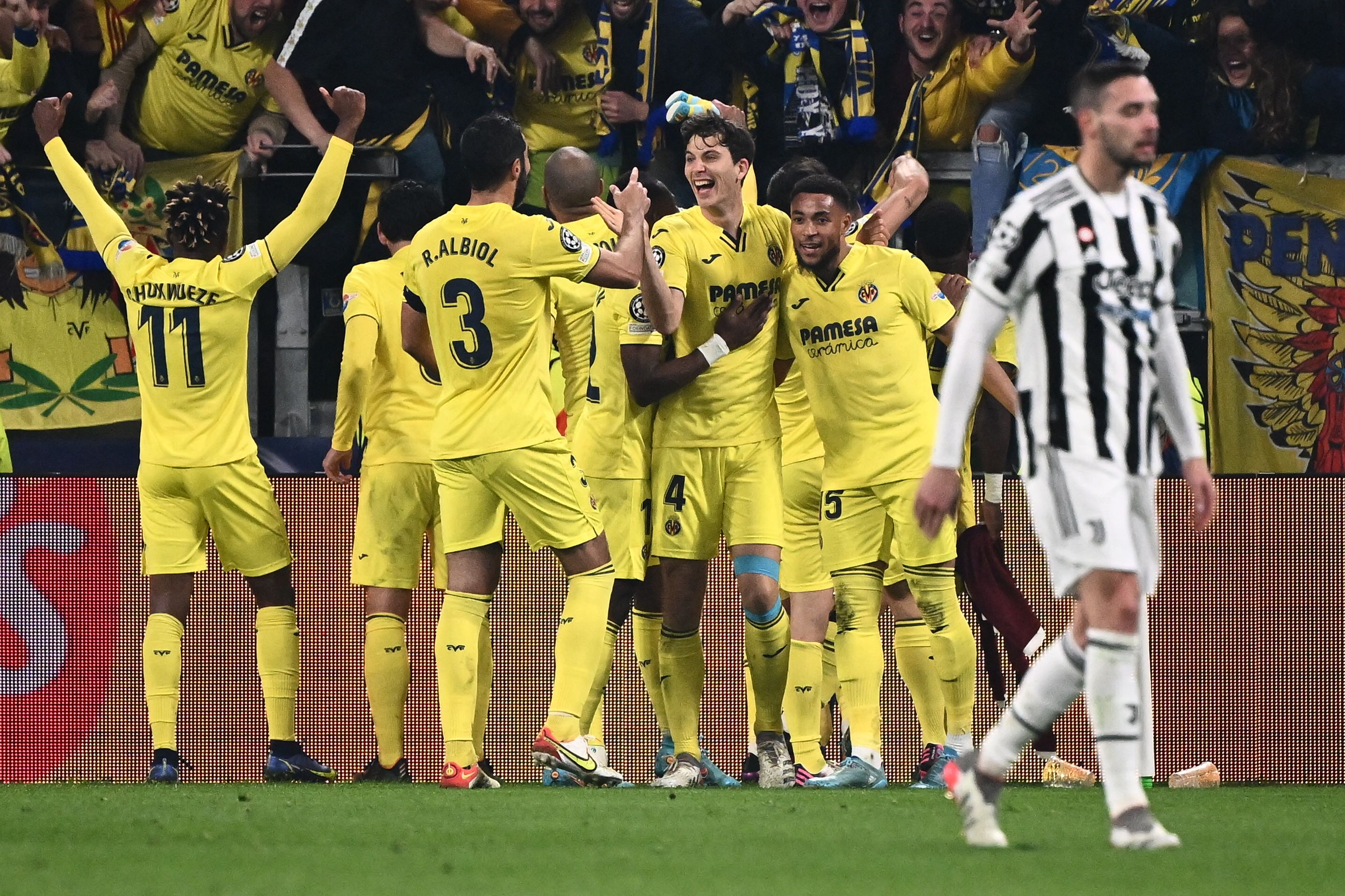 El jugador del Villarreal, Pau Torres (c) celebra después de marcar uno de los goles ante la Juventus en Turín, Italia. Foto Prensa Libre: AFP.