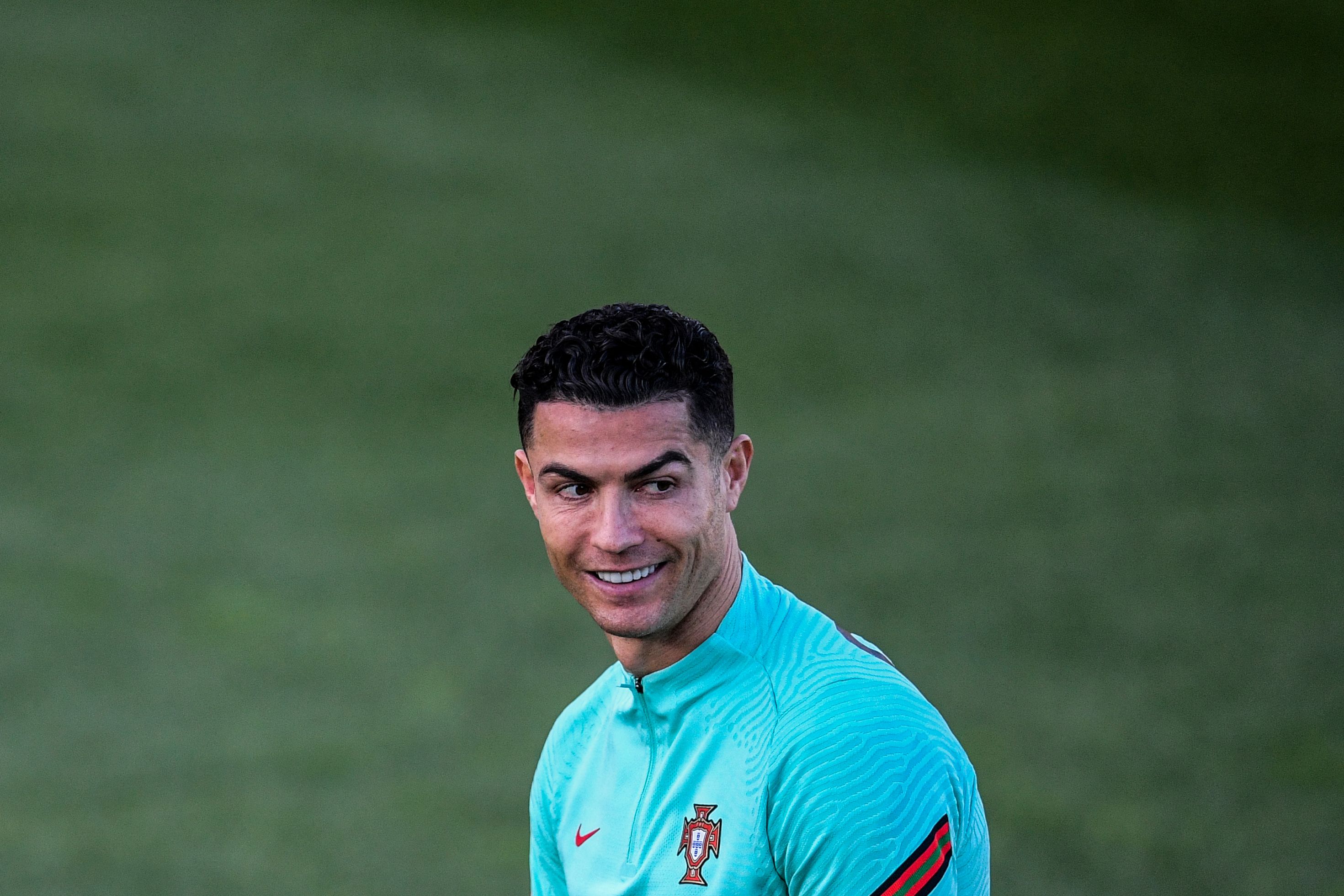 El delantero de la Selección de Portugal, Cristiano Ronaldo, durante un entrenamiento en la Cidade do Futebol en Oeiras, afuera de Lisboa antes de enfrentar en la repesca a Turquía. Foto Prensa Libre: AFP.