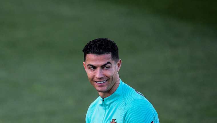 El delantero de la Selección de Portugal, Cristiano Ronaldo, durante un entrenamiento en la Cidade do Futebol en Oeiras, afuera de Lisboa antes de enfrentar en la repesca a Turquía. Foto Prensa Libre: AFP.