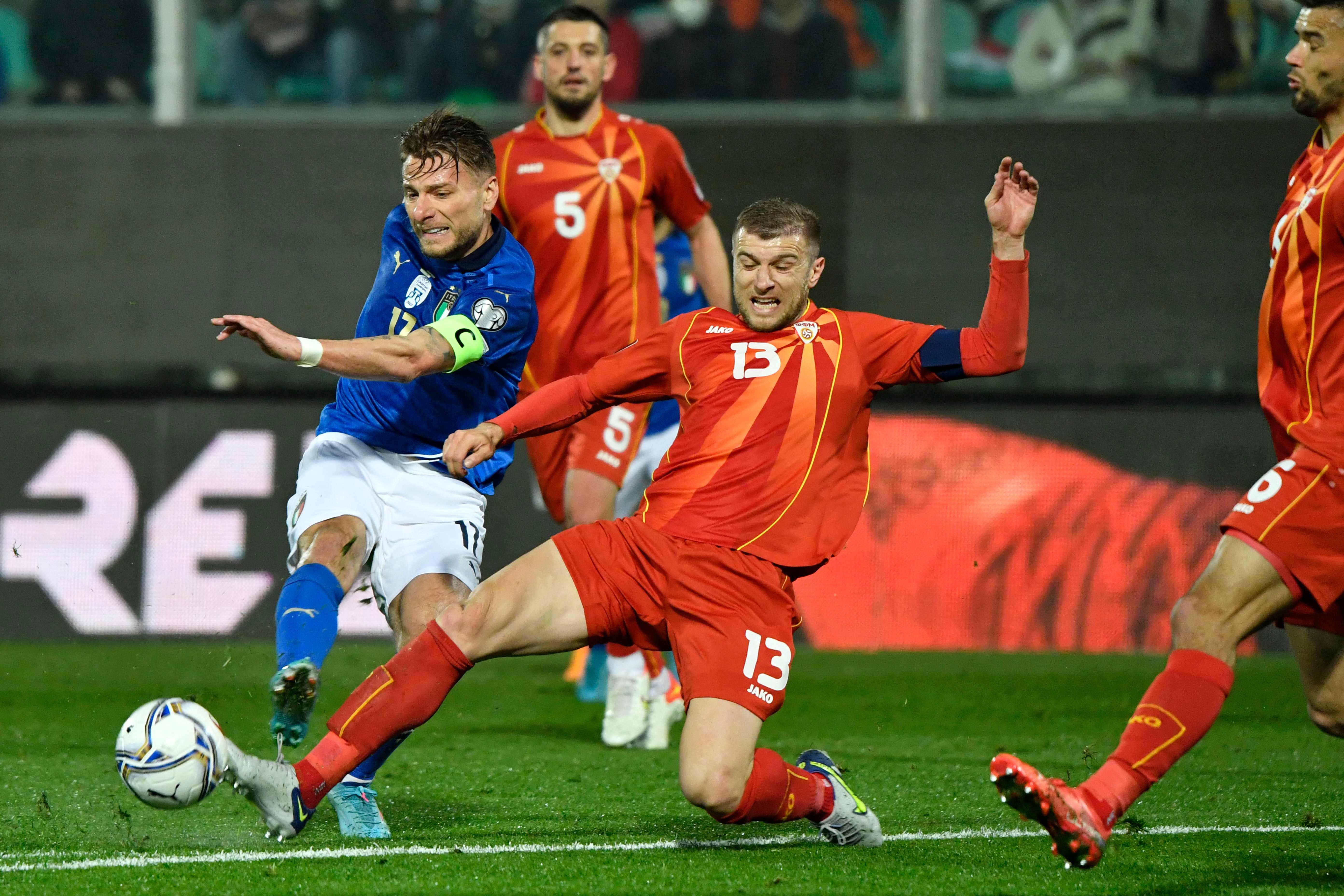 En esta acción aparece el jugador italiano Ciro Immobile (I) pateando un balón ante la marca del defensor, y capitán, de Macedonia del Norte, Stefan Ristovski durante el juego de repesca el pasado 24 de marzo. Foto Prensa Libre: AFP.