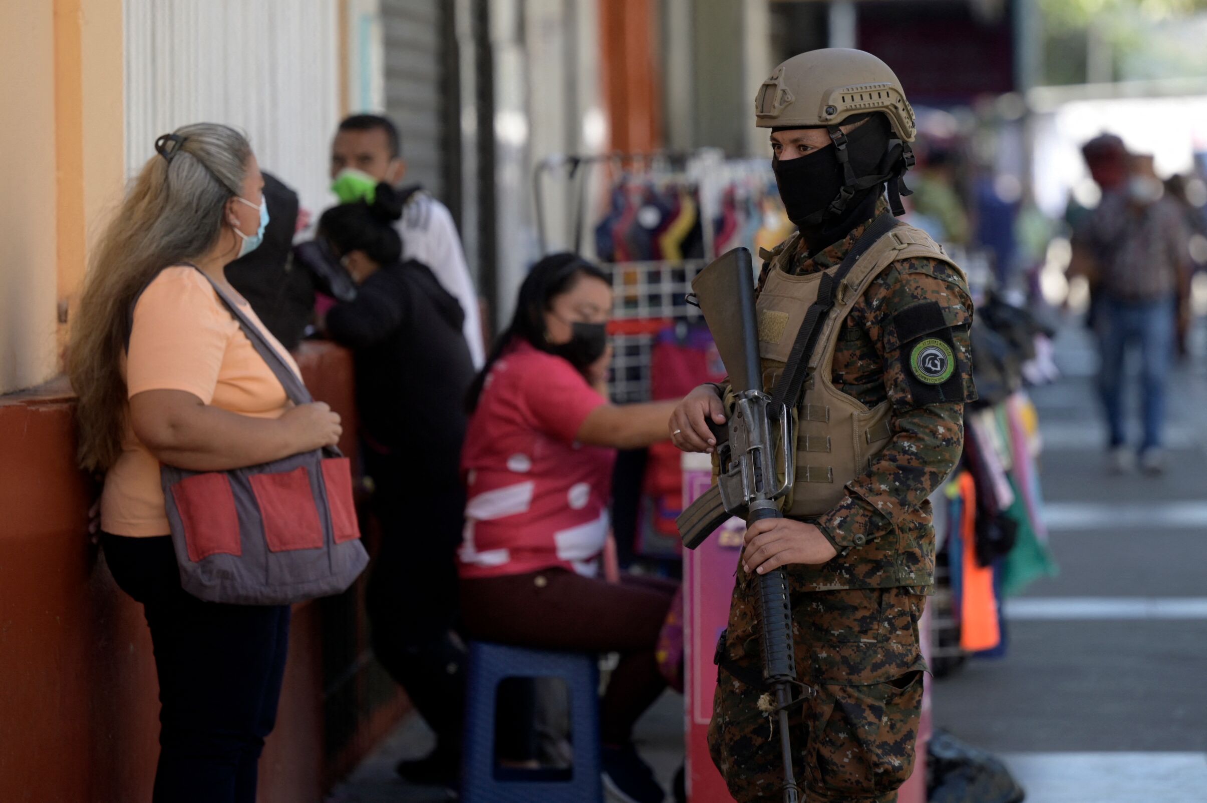 Soldados salvadoreños patrullan las calles de la capital luego del régimen de excepción que impuso Nayib Bukele. (Foto Prensa Libre:  AFP)