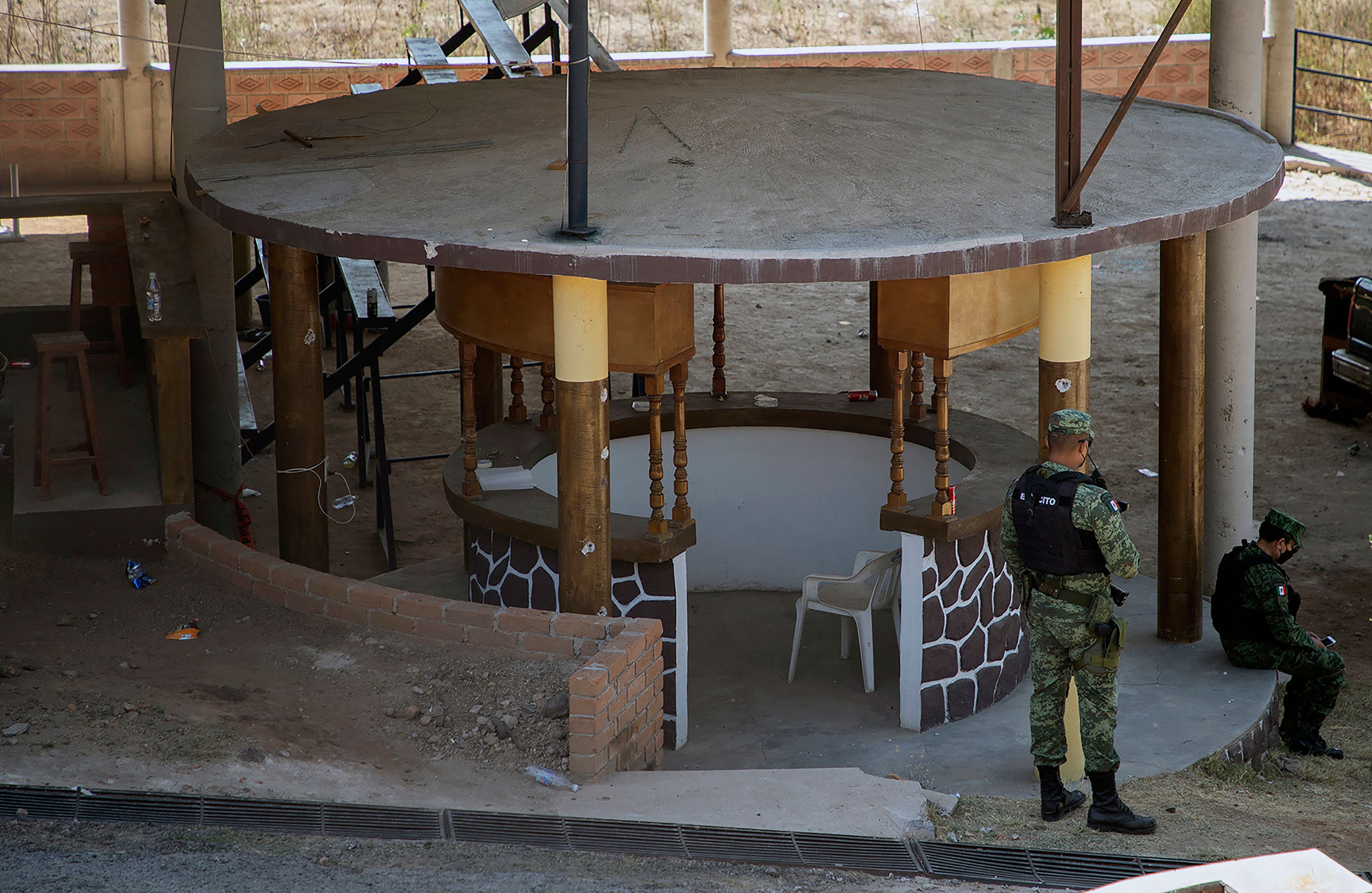 Soldados del Ejército de México resguardan el palenque en donde se hacían peleas ilegales y a donde un grupo armado ingesó el domingo 27 de marzo y mató a 20 personas. (Foto Prensa Libre: AFP)