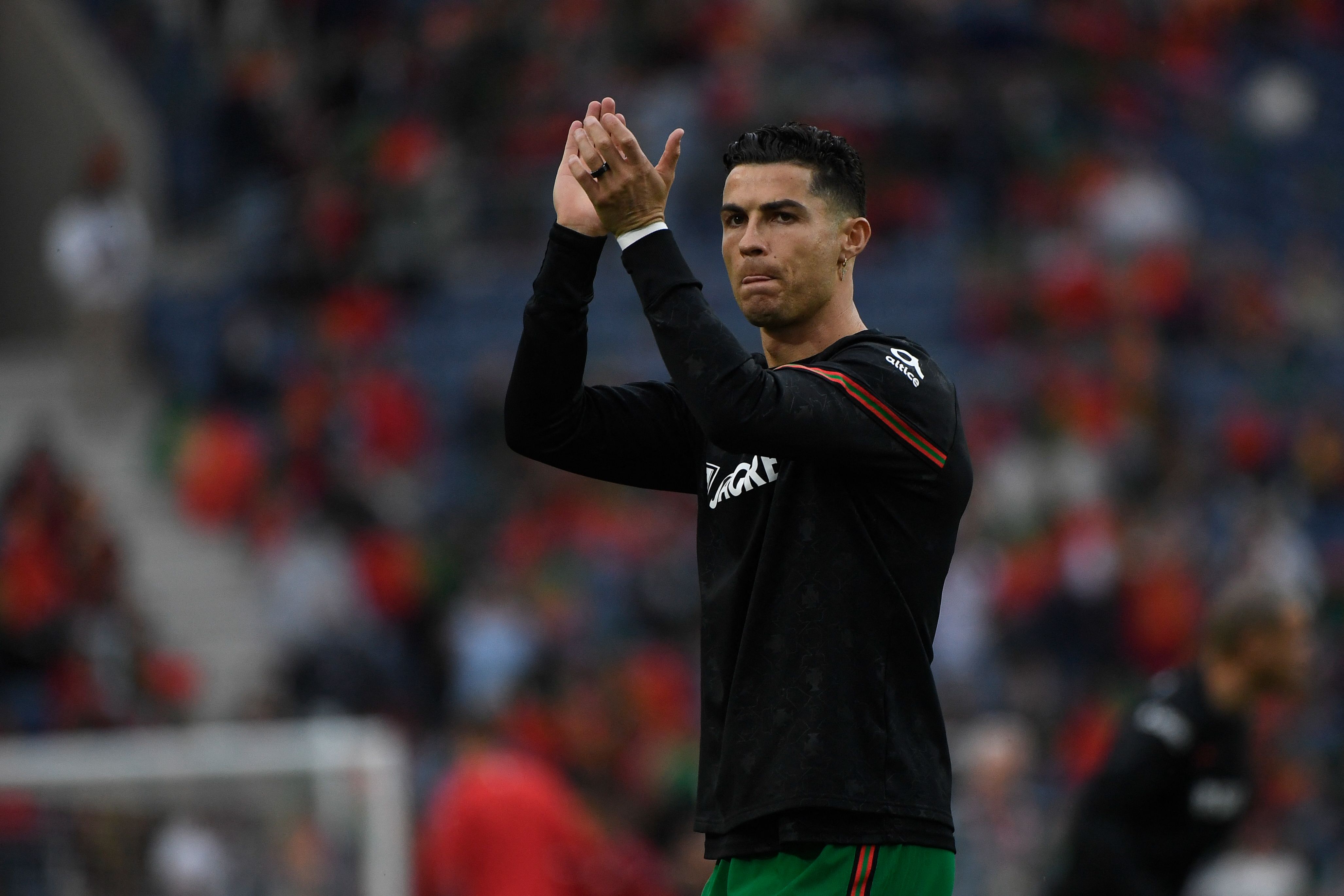 Cristiano Ronaldo durante la práctica precompetitiva para enfrentar a Macedonia del Norte en el estadio Dragao, en Porto. Foto Prensa Libre: AFP.