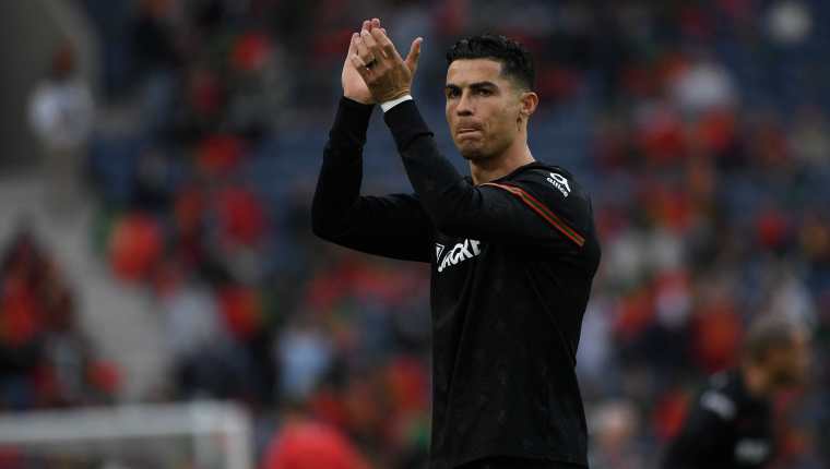 Cristiano Ronaldo durante la práctica precompetitiva para enfrentar a Macedonia del Norte en el estadio Dragao, en Porto. Foto Prensa Libre: AFP.