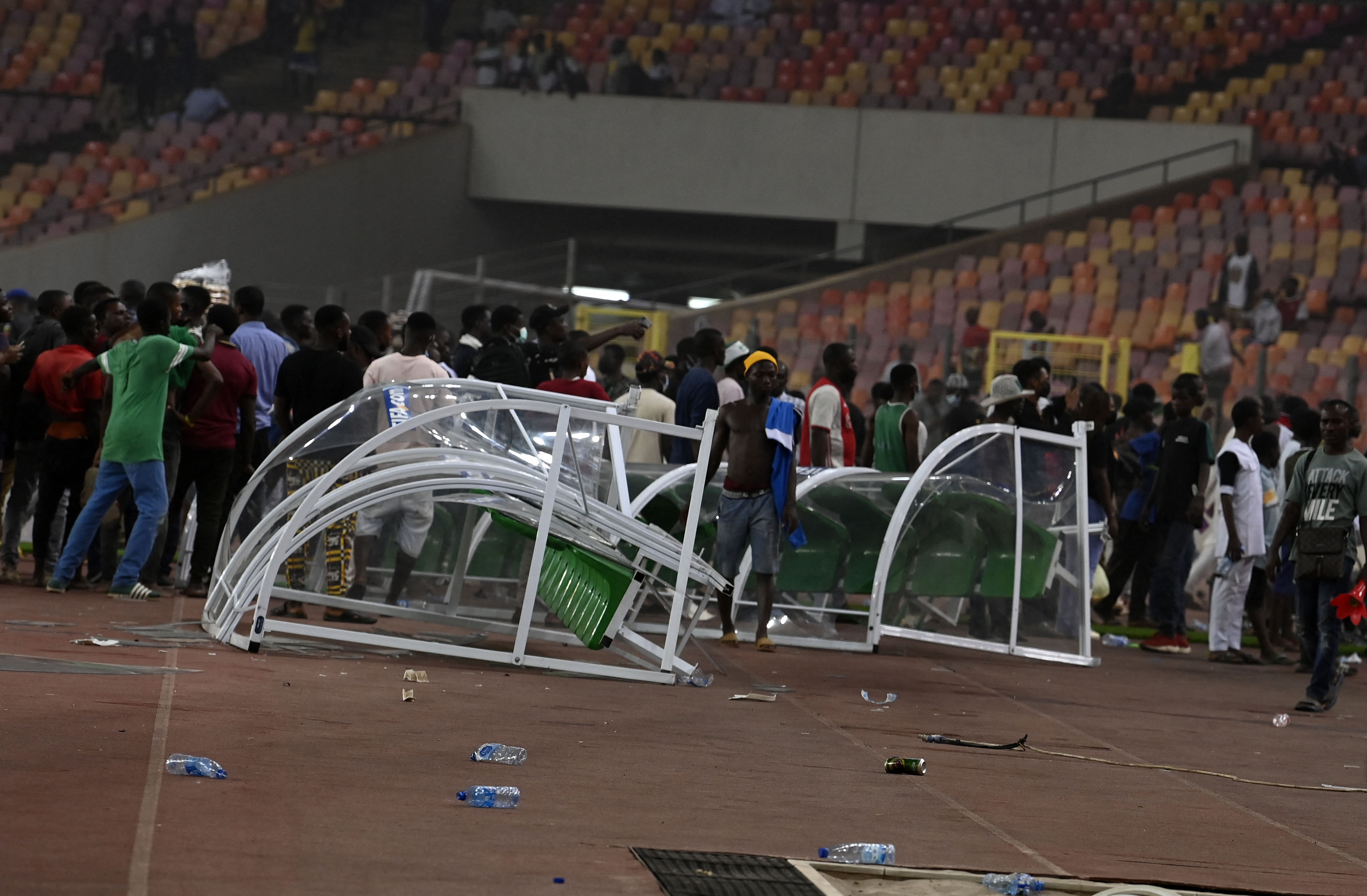 Violentos aficionados invadieron la cancha al finalizar el partido entre Nigeria y Ghana. El cuadro local perdió y no se clasificó al Mundial de Qatar 2022. Un agente encargado del control antidopaje de Fifa murió tras los incidentes. Foto Prensa Libre: AFP.