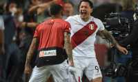 Peru's Gianluca Lapadula celebrates after defeating Paraguay in their South American qualification football match for the FIFA World Cup Qatar 2022 at the National Stadium in Lima on March 29, 2022. (Photo by ERNESTO BENAVIDES / AFP)