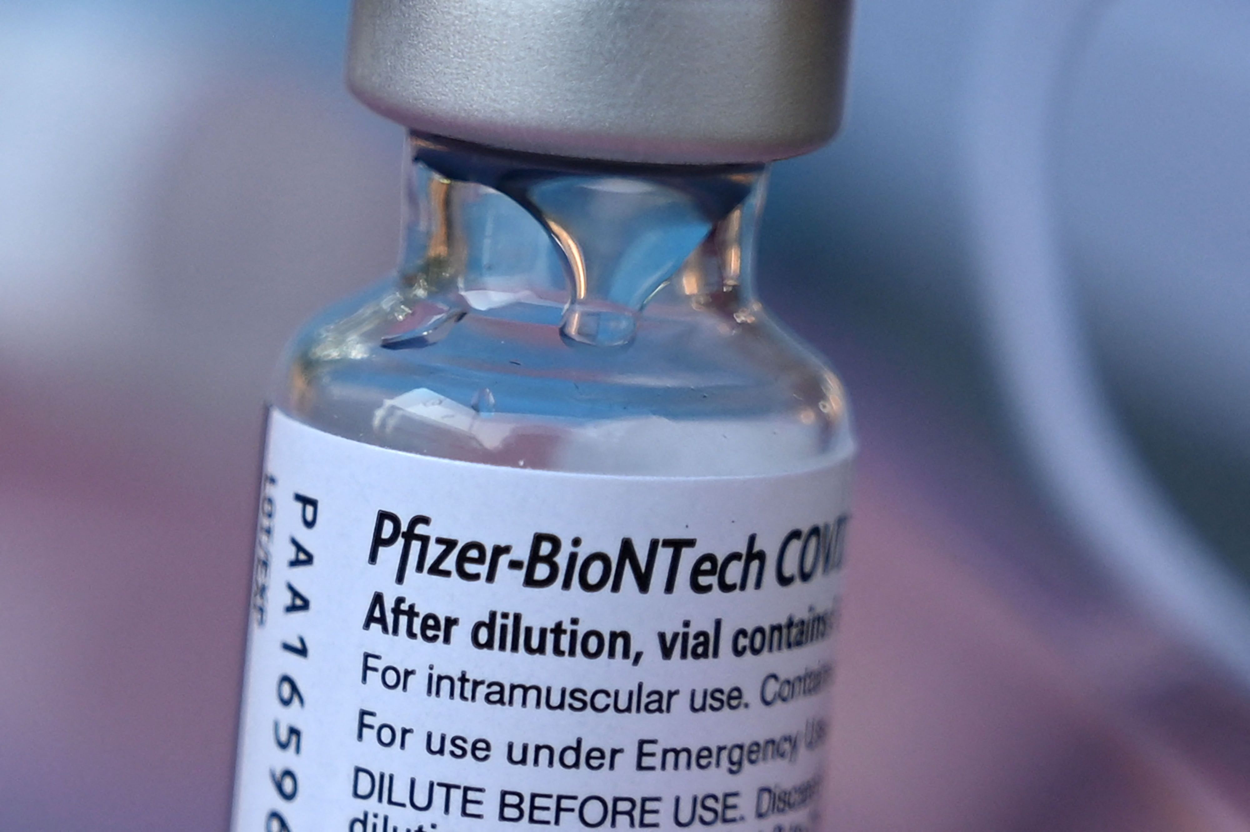 Pfizer es una de las farmacéuticas que ha creado una opción de vacuna contra covid-19  para los menores.  (Foto Prensa Libre: Boris Roessler / POOL / AFP)