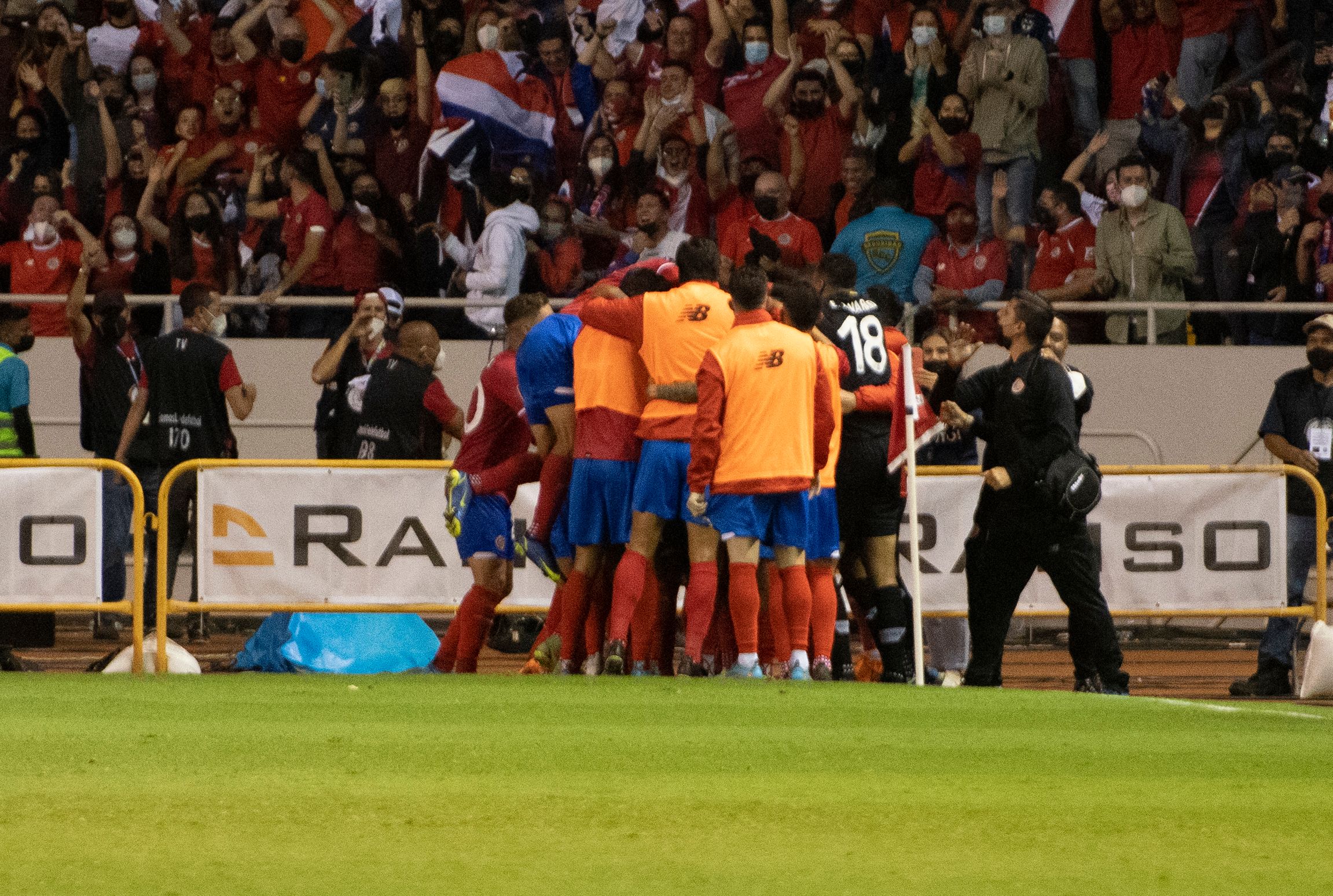 Así festejaron los jugadores de Costa Rica el triunfo contra Estados Unidos. (Foto Prensa Libre: AFP)