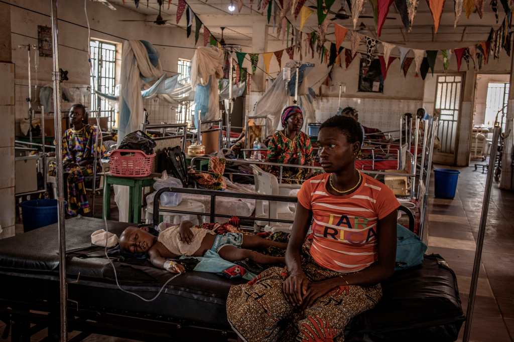 Científicos tratan de resolver un misterio de la COVID-19: las bajas tasas de mortalidad en África