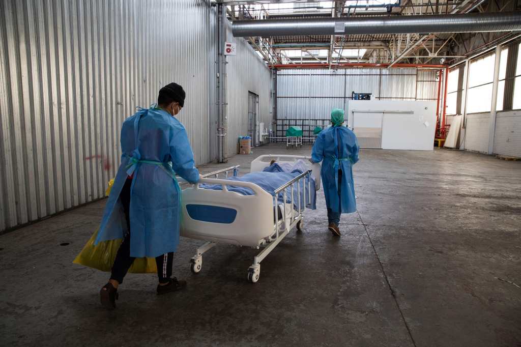 Científicos tratan de resolver un misterio de la COVID-19: las bajas tasas de mortalidad en África