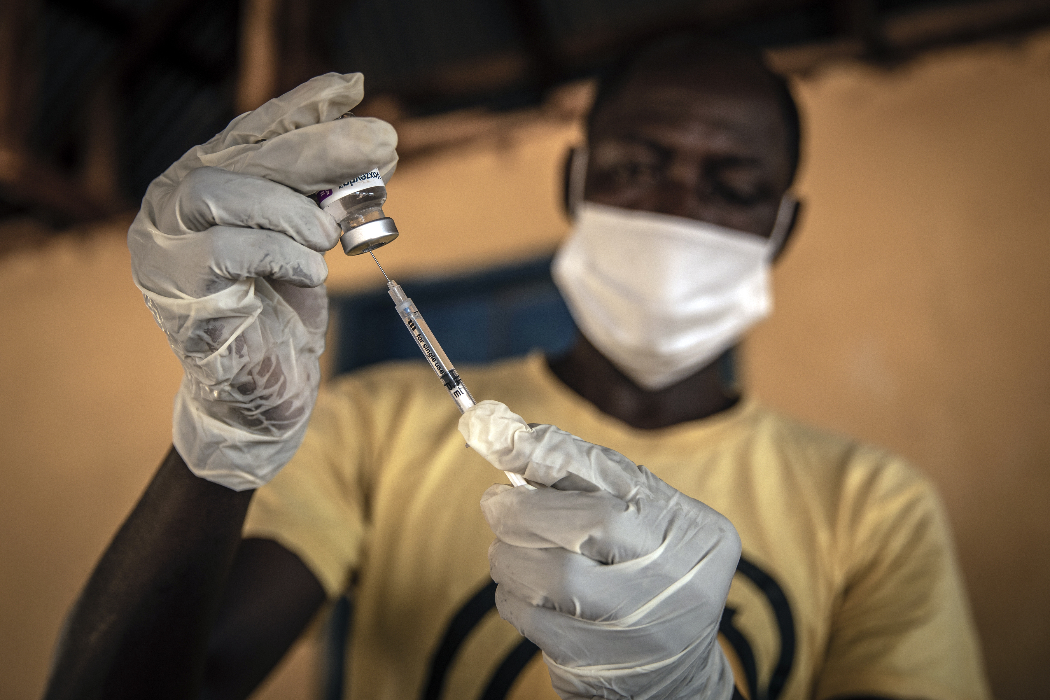 Científicos tratan de resolver un misterio de la COVID-19: las bajas tasas de mortalidad en África