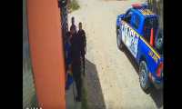 El agente de la PNC quedó grabado en un video mientras agredía a un tendero. (Foto Prensa Libre: Facebook/ Noticias de Jalapa GT