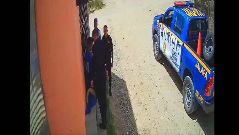 El agente de la PNC quedó grabado en un video mientras agredía a un tendero. (Foto Prensa Libre: Facebook/ Noticias de Jalapa GT