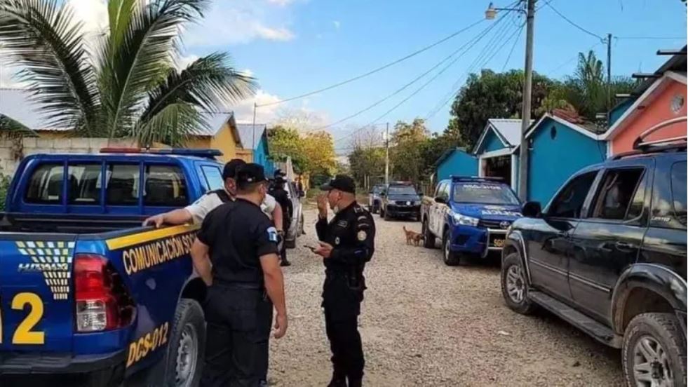 Las fuerzas de seguridad efectuaron allanamientos en La Libertad, Petén, por un ataque armado que casuó la muerte de Sheny Hernández y dejó herida a Dayrin Rivas. (Foto Prensa Libre: Cortesía)