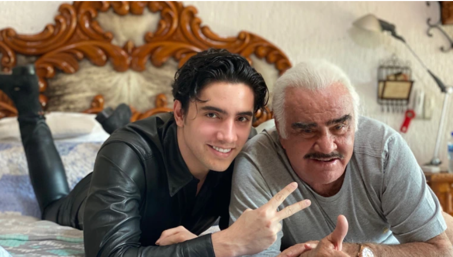 Alex Fernández tenía una relación cercana con su abuelo Vicente Fernádez. El nieto asegura que recibió una señal de su recordado abuelo. (Foto Prensa Libre: FB Alex Fernández)