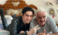 Alex Fernández tenía una relación cercana con su abuelo Vicente Fernádez. El nieto asegura que recibió una señal de su recordado abuelo. (Foto Prensa Libre: FB Alex Fernández)
