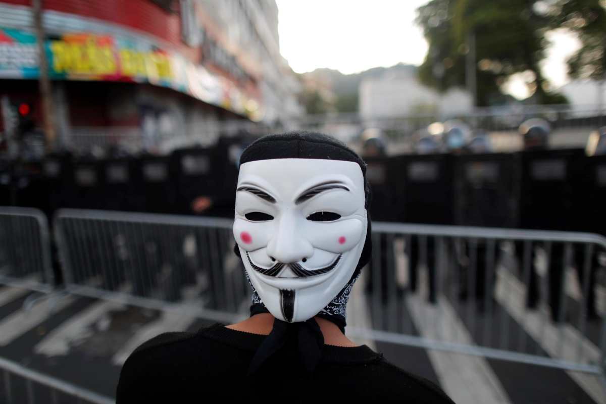 Los videos que muestran cómo Anonymous hackeó la televisión rusa y emitió imágenes de los ataques contra Ucrania