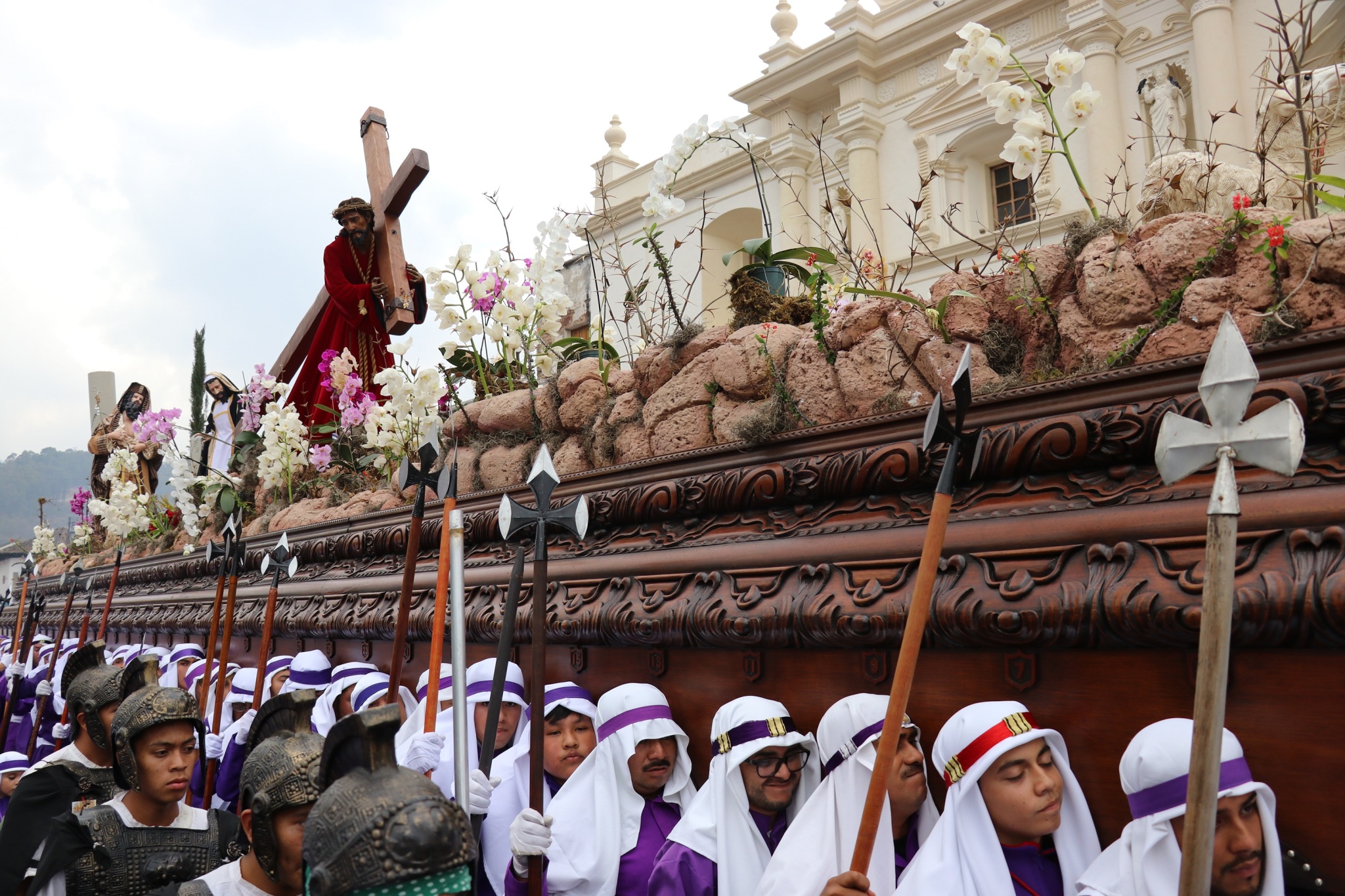Las procesiones de Antigua Guatemala reúnen a miles de personas. (Foto: Hemeroteca PL)