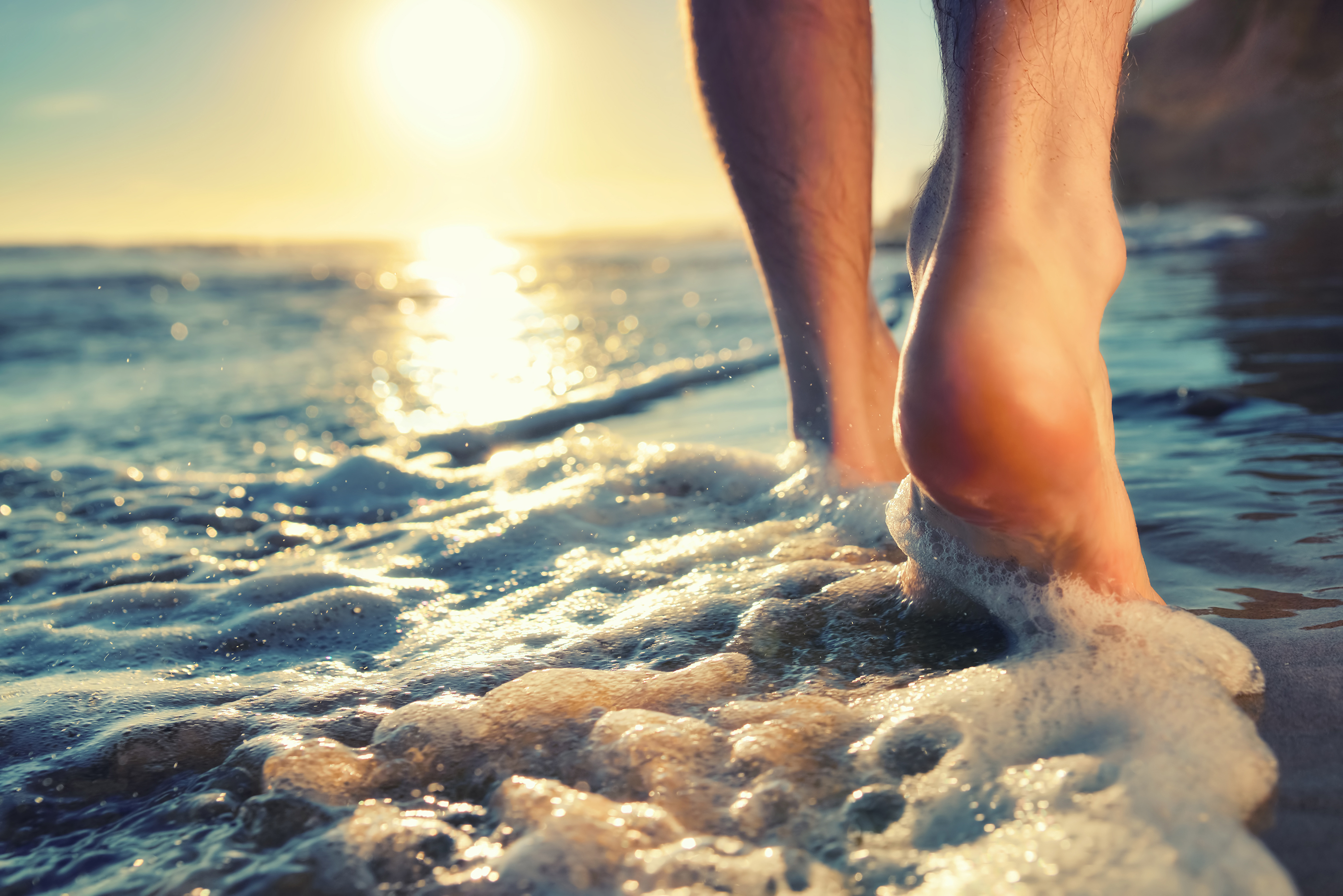 По воде шагаю я. Ноги в море. Ноги в песке. Ноги на берегу моря. Ноги на фоне океана.