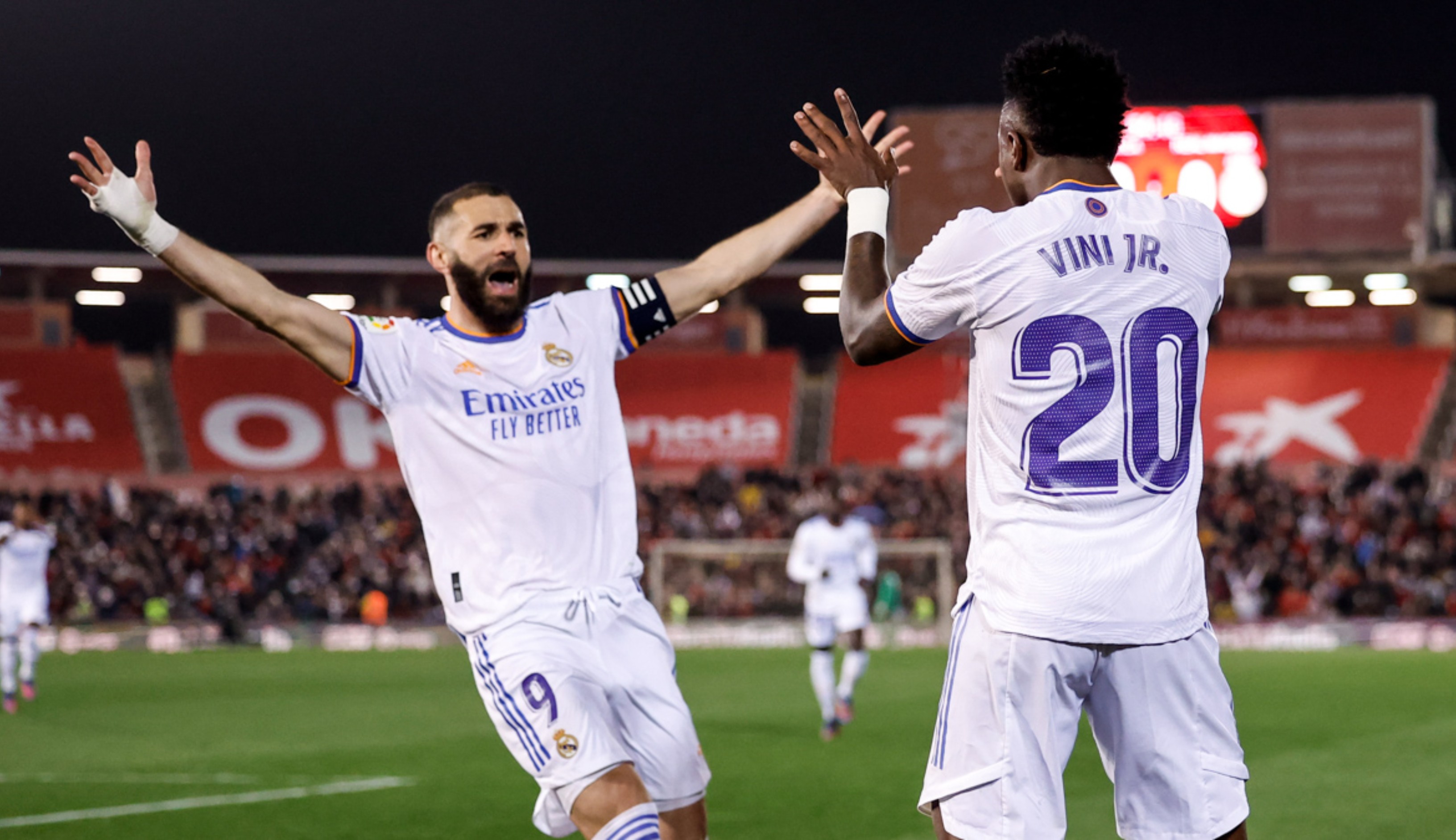 Karim Benzema (i) y Vinicus Jr. (d) celebran uno de los goles que marcaron ante el Mallorca. El francés marcó un doblete y el brasileño complementó. Benzema lleva 22 dianas y Vini 14. Foto Real Madrid CF. 