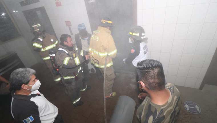 Socorristas controlan el fuego que se originó en uno de los elevadores del centro comercial. (Foto: Bomberos Voluntarios)