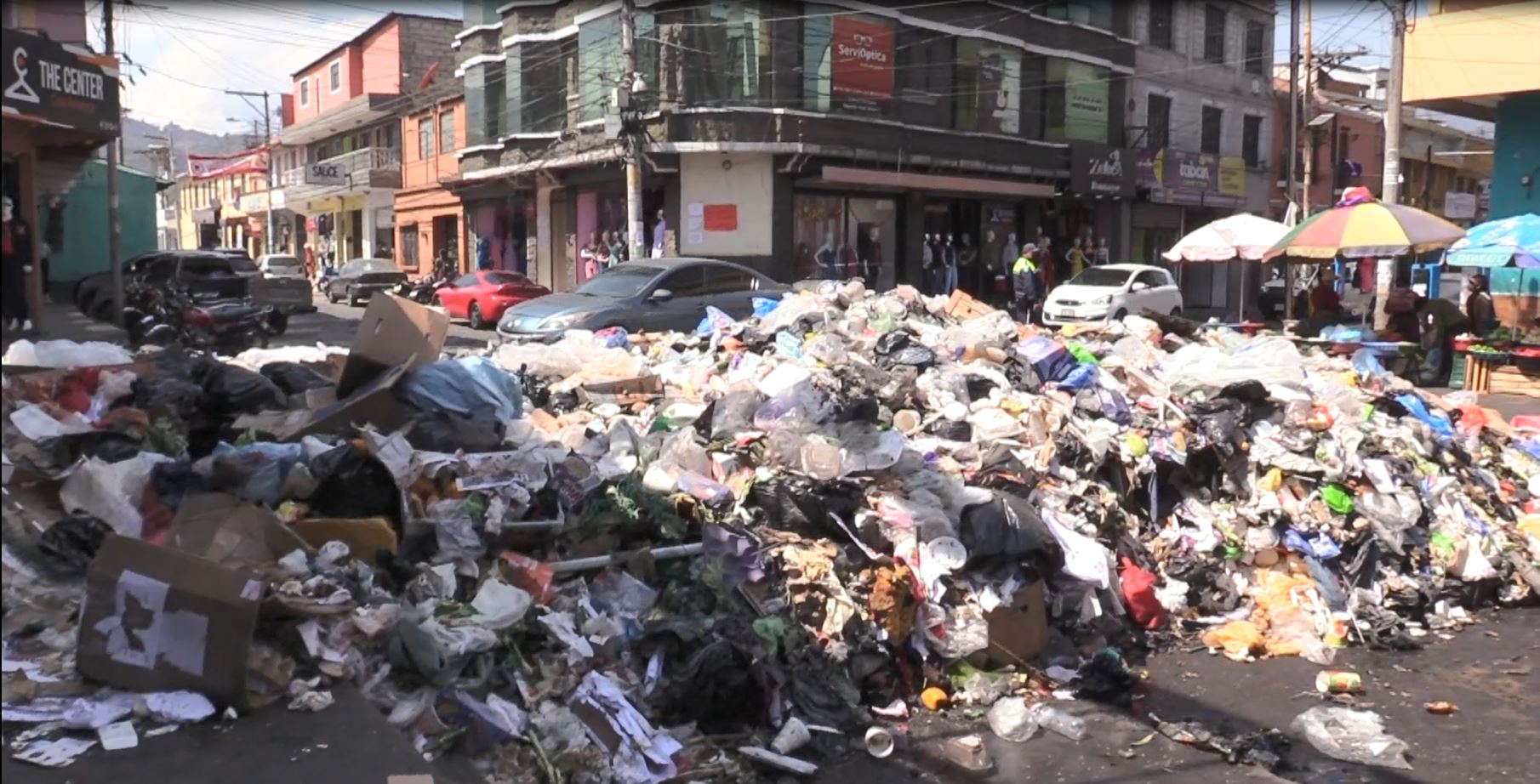 Toneladas de basura se acumulan en las calles de Quetzaltenango, sin que la Municipalidad pueda solucionar el conflicto entre pobladores de 10 comunidades que adversan el POT. (Foto Prensa Libre: Mynor Toc)