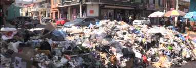 Toneladas de basura se acumulan en las calles de Quetzaltenango, sin que la Municipalidad pueda solucionar el conflicto entre pobladores de 10 comunidades que adversan el POT. (Foto Prensa Libre: Mynor Toc)