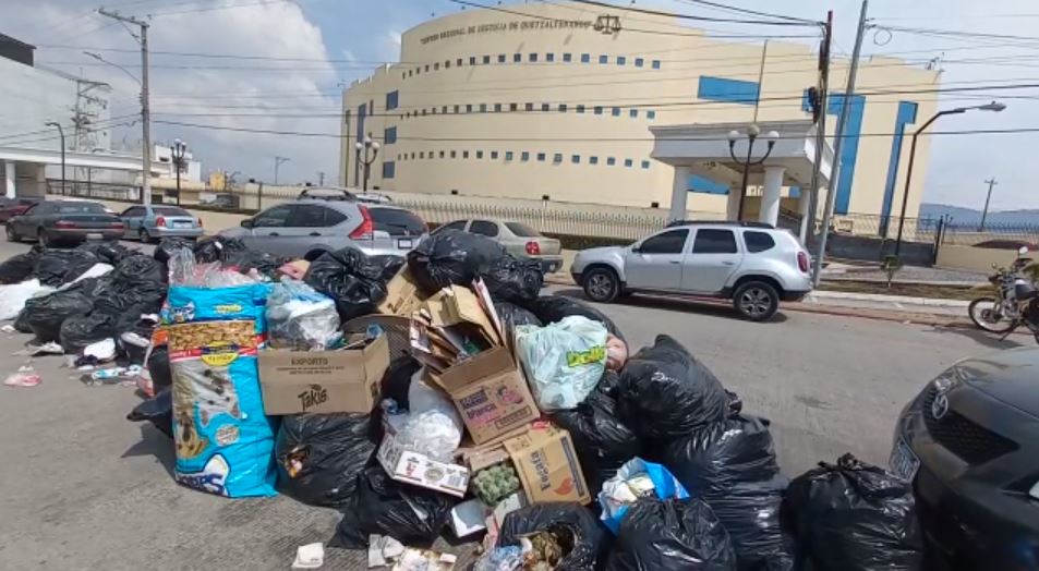 El problema causado por la acumulación de basura en Xela se hace insostenible, dicen autoridades ediles. (Foto Prensa Libre: Mynor Toc)