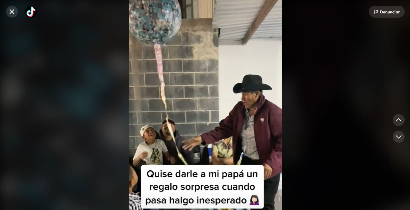 El padre de una tiktoker dejó ir un globo con dinero que le obsequiaron para su cumpleaños. (Foto Prensa Libre: Captura de pantalla)
