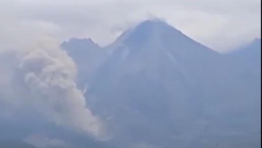 Video muestra una avalancha causada por la erupción del volcán Santiaguito. (Foto Prensa Libre: Captura de pantalla)