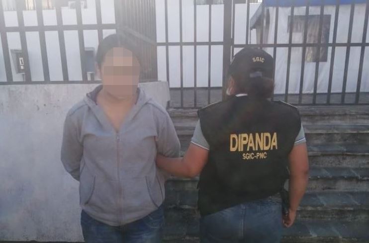 Selma Soraya Moreno Guzmán, de 30 años, fue capturada en la zona 10 de la capital cuando recibía un paquete que simulaba Q9 mil en efectivo, producto de una extorsión. (Foto Prensa Libre: PNC)