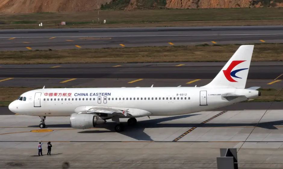Qué se sabe del Boeing 737-800, el avión que se estrelló en China con 132 pasajeros (y qué dice la compañía)
