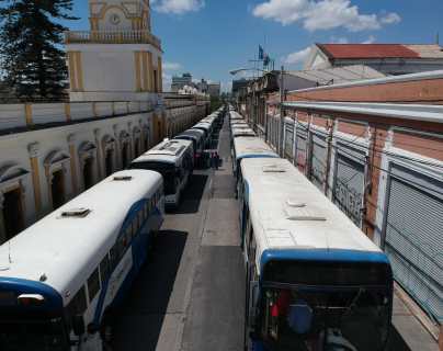 Pilotos de autobuses manifiestan en el Centro Histórico por el precio de los combustibles